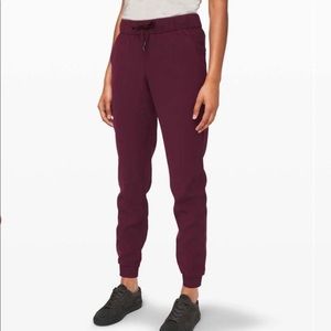 Size 8 Lululemon cassis on the fly Jogger woven